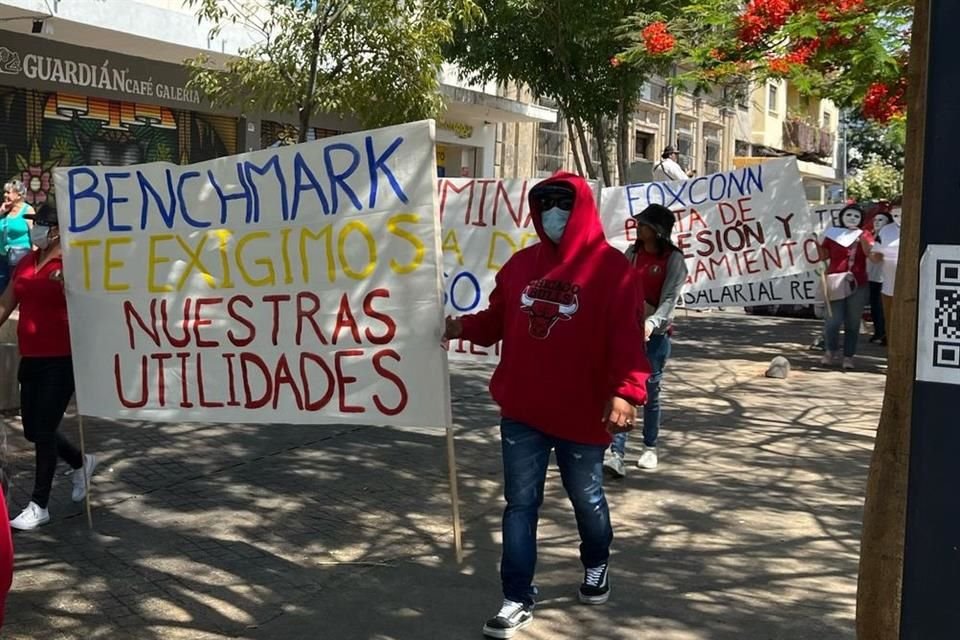 Para exigir que la jornada laboral se reduzca de 48 a 40 horas semanales, personas se manifestaron en las calles de Guadalajara.