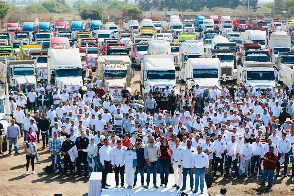 Caravana del gremio transportista de la CTM, con motivo del Día del Trabajo que Partió de Cajititlán rumbo al Lienzo Charro Santa María en Tlajomulco Centro.
