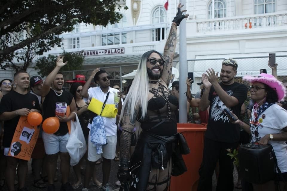 Lady Gaga llega a Río para un concierto gratuito en Copacabana, con una multitud de fans y un impacto económico de 100 millones de dólares.