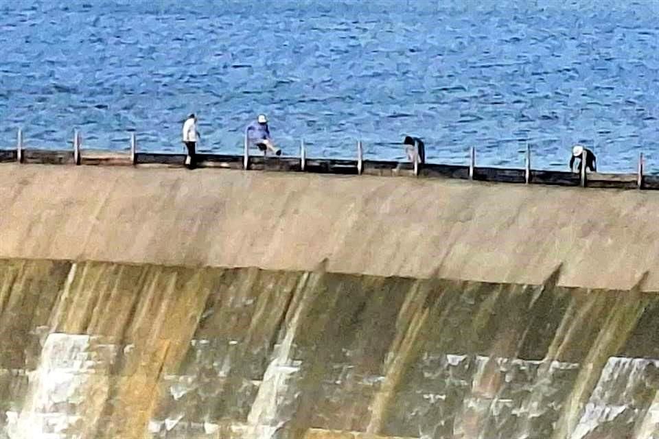 Productores colocaron una segunda barrera de contención con tablones encima de la cortina del vertedor de la Presa Marte R. Gómez para acumular más agua y evitar que se filtre al Río Bravo.