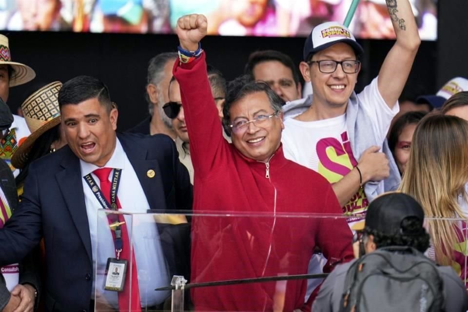 Presidente colombiano, Gustavo Petro, defendió en manifestación multitudinaria su propuesta de consulta popular para aprobar sus reformas.