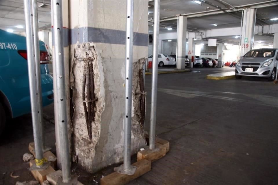 Some of the columns in the Plaza Fundadores underground parking lot are damaged.