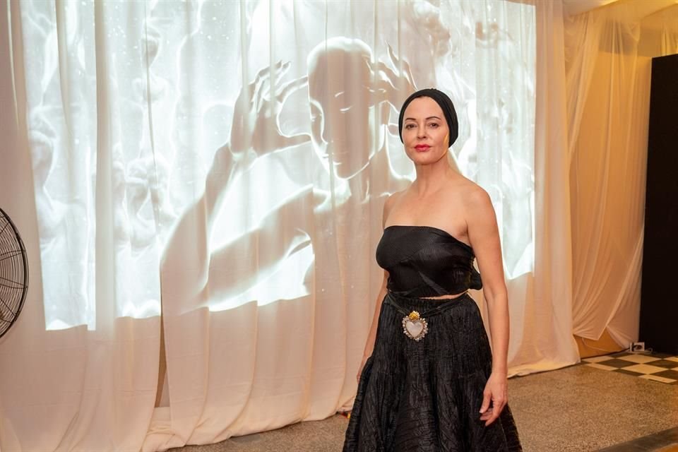 La ex actriz Rose McGowan invitó a un viaje sensorial con obra audiovisual en CDMX.