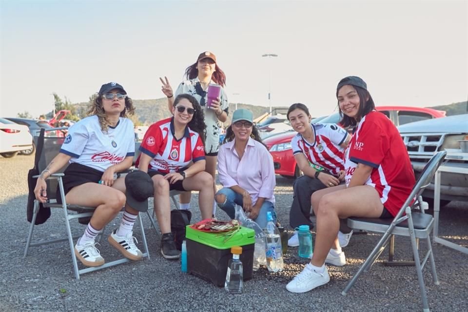 Aficionados de Chivas y América convivieron desde temprano en el Estadio AKRON.