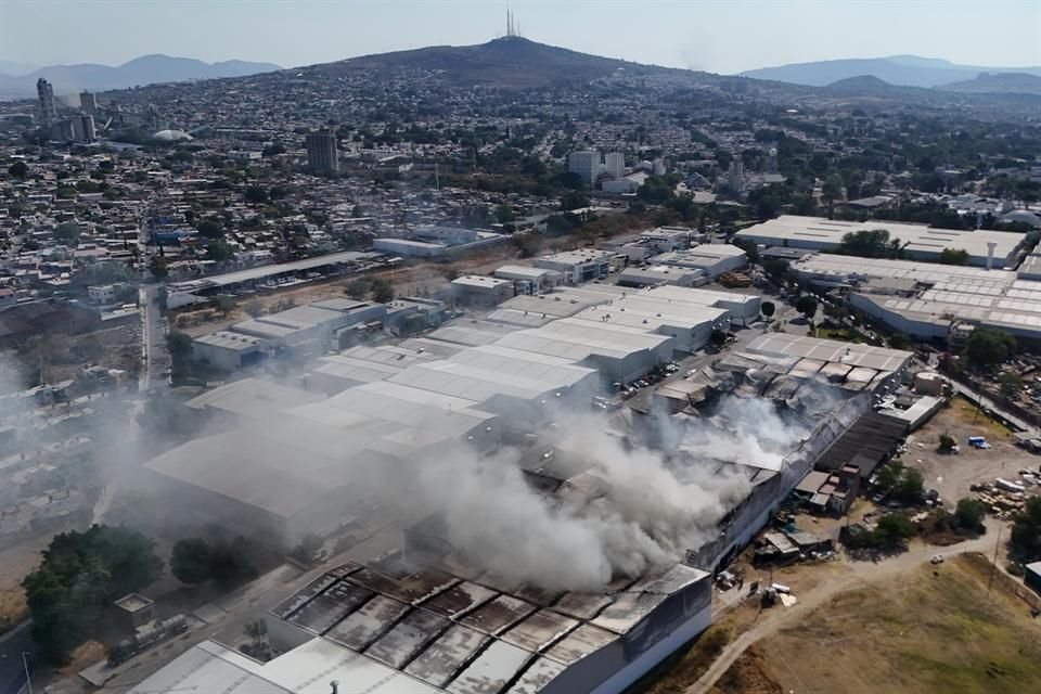 La noche de este jueves fueron controlados los incendios en dos fábricas en la Colonia Álamo Industrial; equipos buscan a desaparecidos.