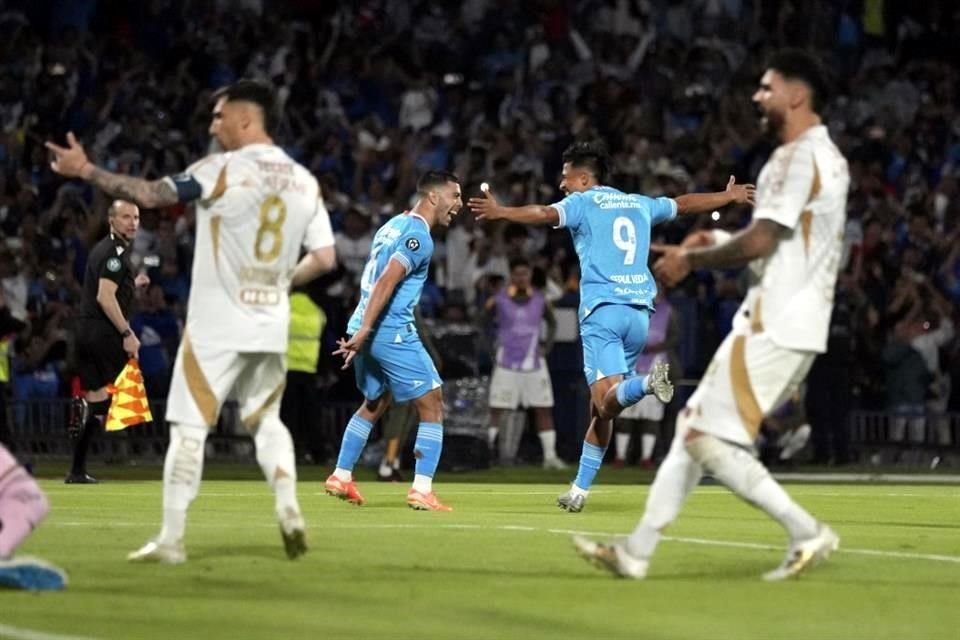 El delantero celeste venció al meta felino y le dio al pase a su equipo.