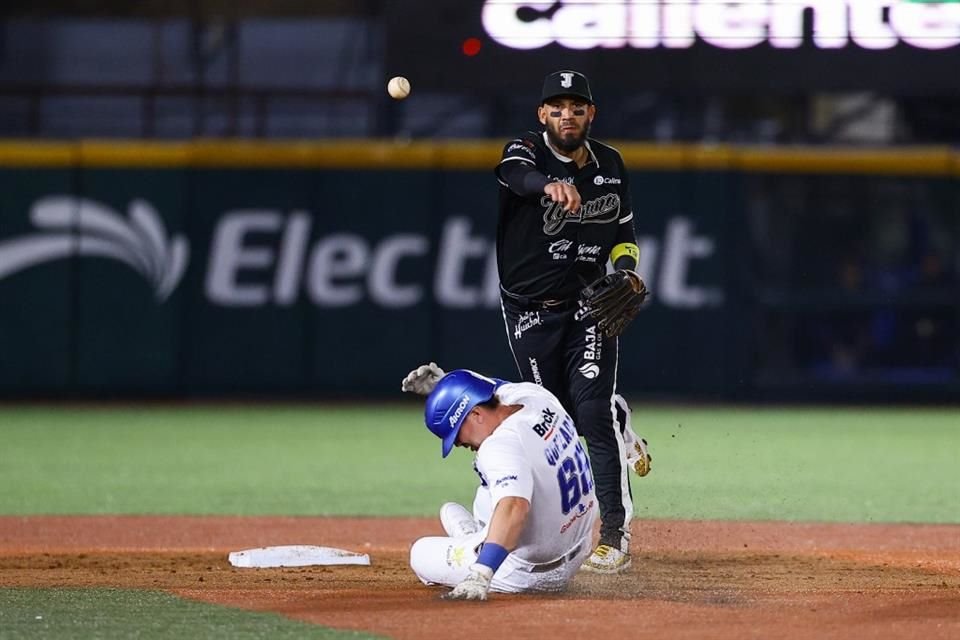Los Charros de Jalisco dejaron escapar el triunfo y la serie ante los Toros de Tijuana, al caer 10-5 en el Estadio Panamericano.