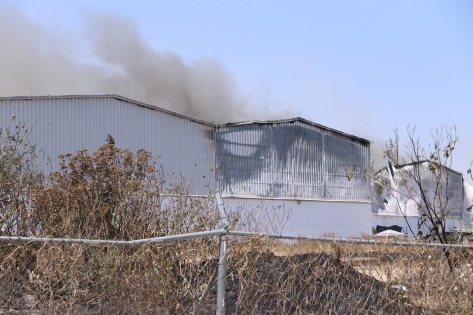 Escuelas de educación básica en El Álamo Industrial, suspendieron clases por la alerta atmosférica derivada de los incendios en la zona.