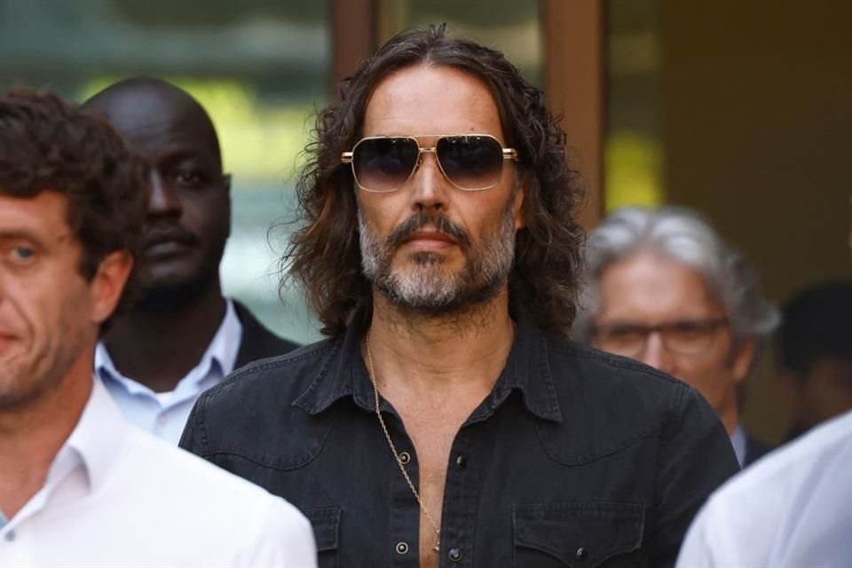 El actor británico Russell Brand obtuvo la libertad condicional bajo fianza tras enfrentar acusaciones de violación y abuso sexual.