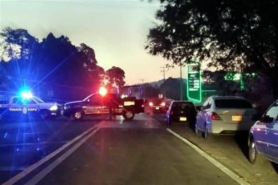 Autoridades estatales informaron que un presunto asalto ocurrido la madrugada de este viernes en Huitzilac, Morelos, resultó en la muerte de dos hombres y un adolescente.