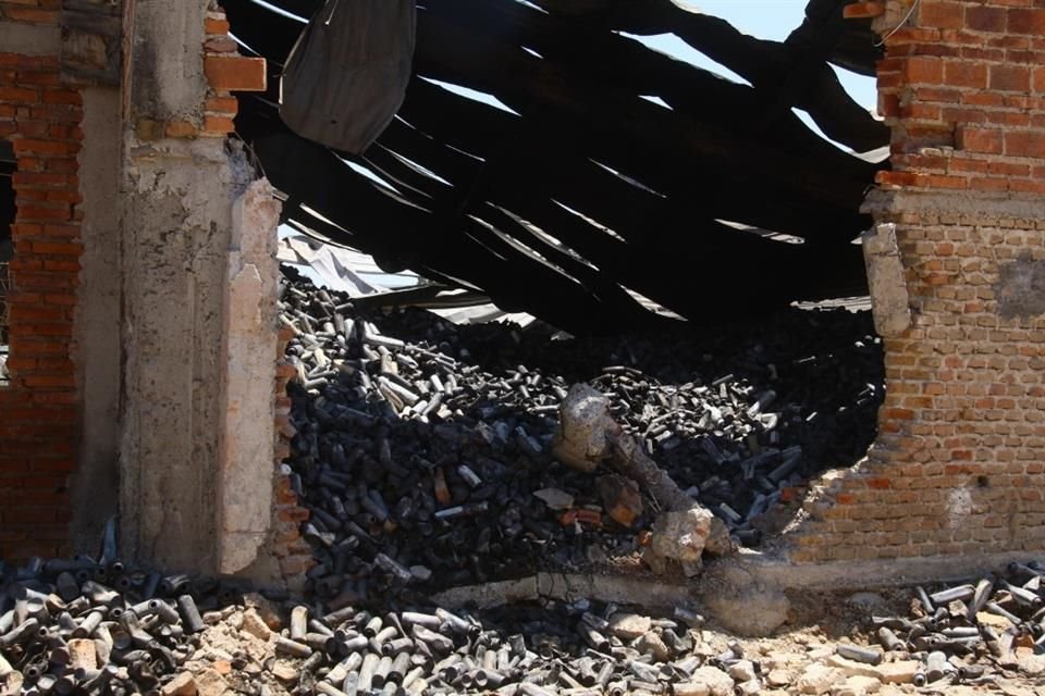 Familiares de tres trabajadores desaparecidos no han sabido de ellos desde el día del incidente.