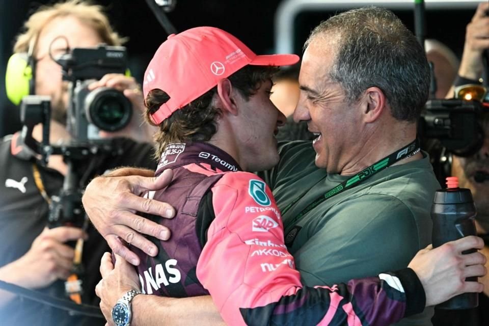 El joven piloto festejó con su padre.