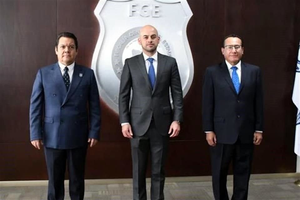 Leonel Díaz Rogel (izquierda), quien fungía como encargado de la Visitaduría General en la Fiscalía de Morelos, relevó a Juan Salazar Núñez (derecha) como Fiscal Anticorrupción.
