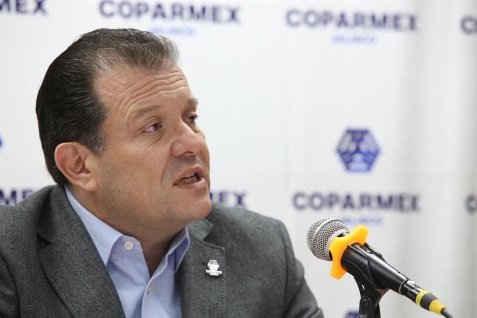 'La evidencia señala una desaceleración tangible que ya se experimenta en la vida cotidiana de empresas, familias y trabajadores', expresó Raúl Flores.