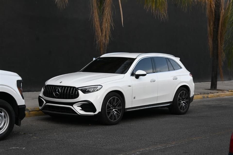 En el sitio quedó abandonada la camioneta Mercedes Benz, color blanco, en la que llegaron las víctimas, que sólo tenía la placa trasera, de Sinaloa y que  resultó tener reporte de robo.