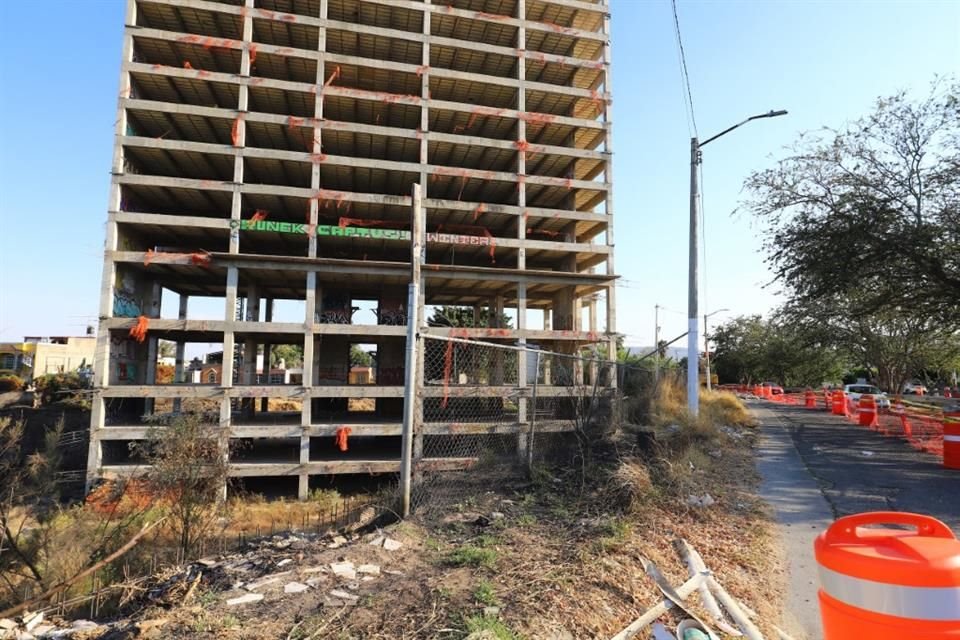 Kulenin inşası sırasında kapatılan ve halihazırda kaba inşaat halinde olan yol zarar gördüğü için onarımına başlandı.