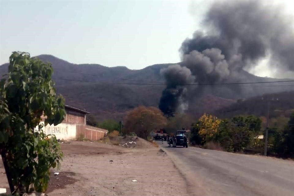 Los bloqueos se registraron en las carreteras Apatzingán-Buenavista y Apatzingán-Aguililla.