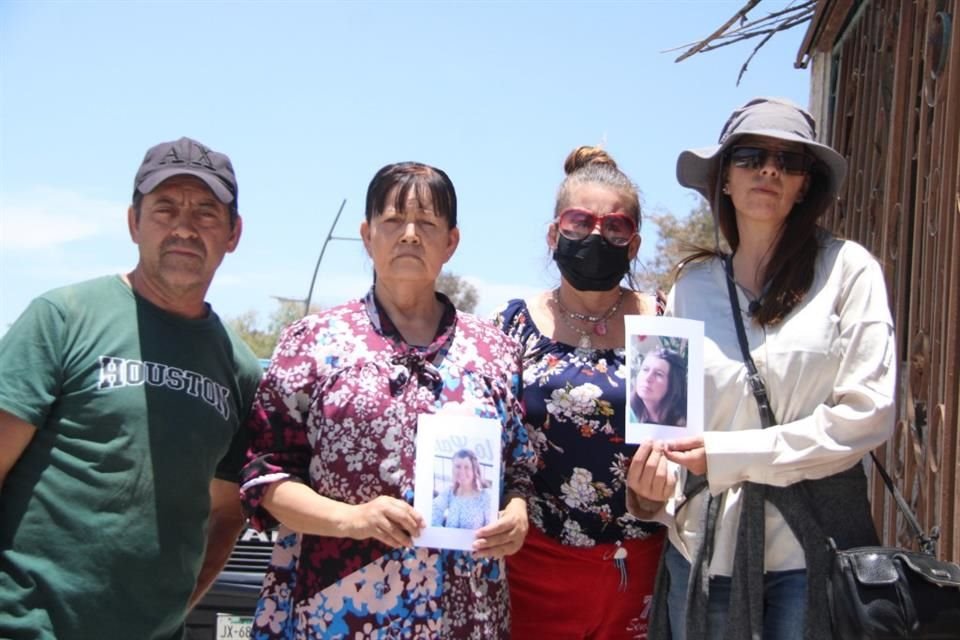 La familia de Gloria, trabajadora de Aerosoles Francomexicanos, está desesperada, pues no saben nada de ella desde el incendio en la fábrica.