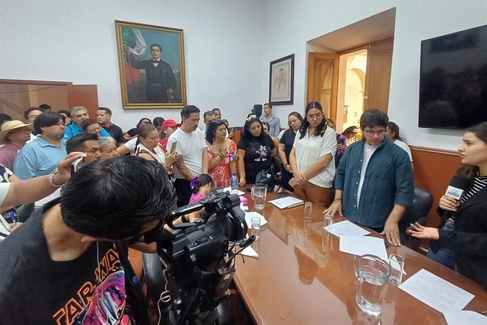 Cuidadoras y cuidadores acudieron al Congreso local para pedir que se respete el padrón del programa de apoyos que ahora se llama 'Jalisco Te Cuida'.