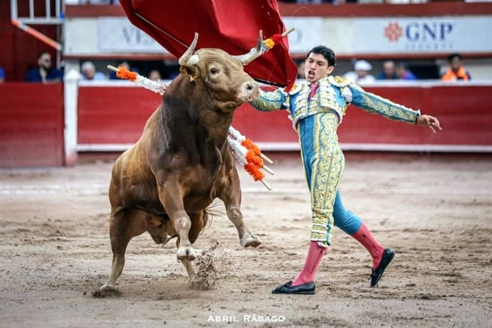 Isaac Fonseca cortó tres orejas y junto con el par del español Ginés Marín salieron a hombros de la Plaza de Toros de Aguascalientes.