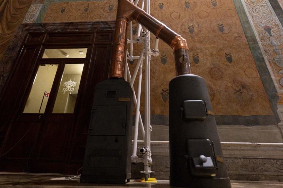 Trabajadores del Vaticano instalaron la estufa donde se quemarán las papeletas de los cardenales electores en el Cónclave.