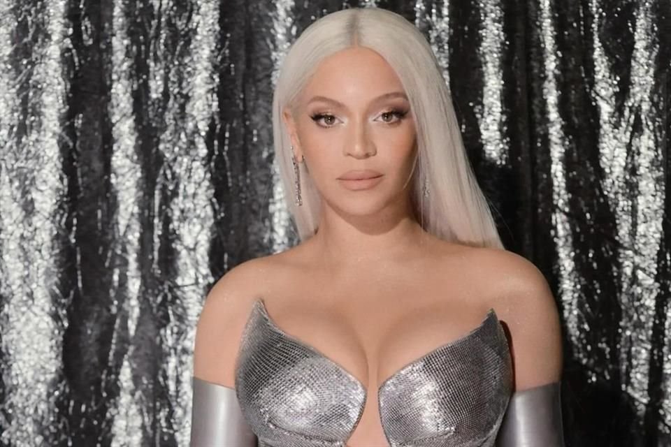 La carta señala que en uno de los videos del interludio proyectado durante los conciertos, una Beyoncé gigante aparece inclinándose, levantando la Sphere y sobrevolándola.