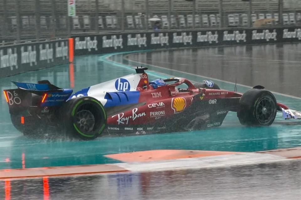 Charles Leclerc, piloto de Ferrari, quedó fuera de la Sprint de Miami luego de chocar contra el muro en las vueltas de calentamiento.