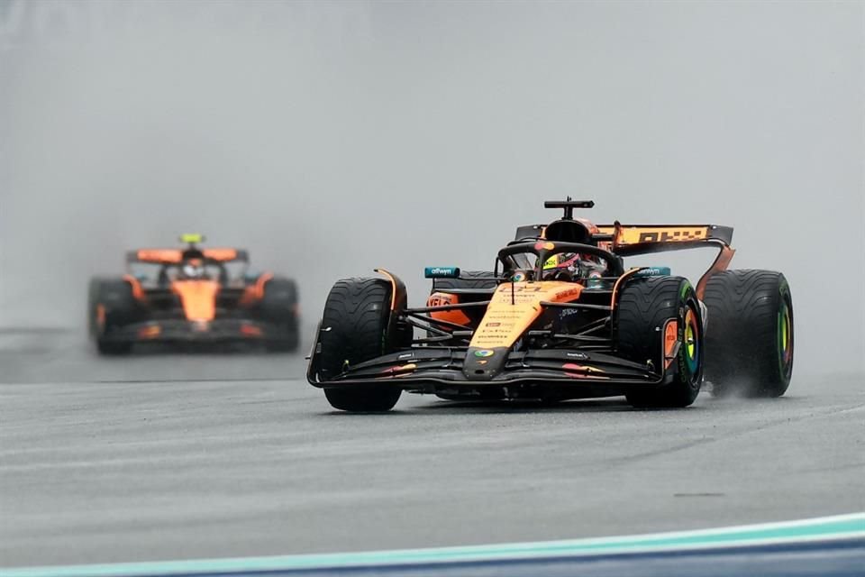 Los McLaren en acción durante la Sprint de Miami.