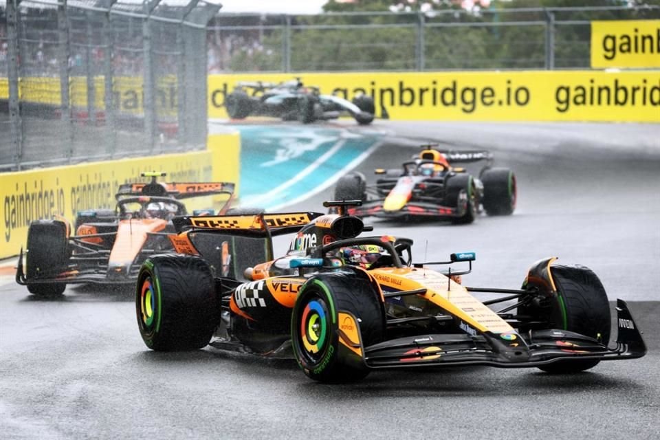 Oscar Piastri tomó la primera posición tras ganarle un mano a mano a Kimi Antonelli tras la arrancada.