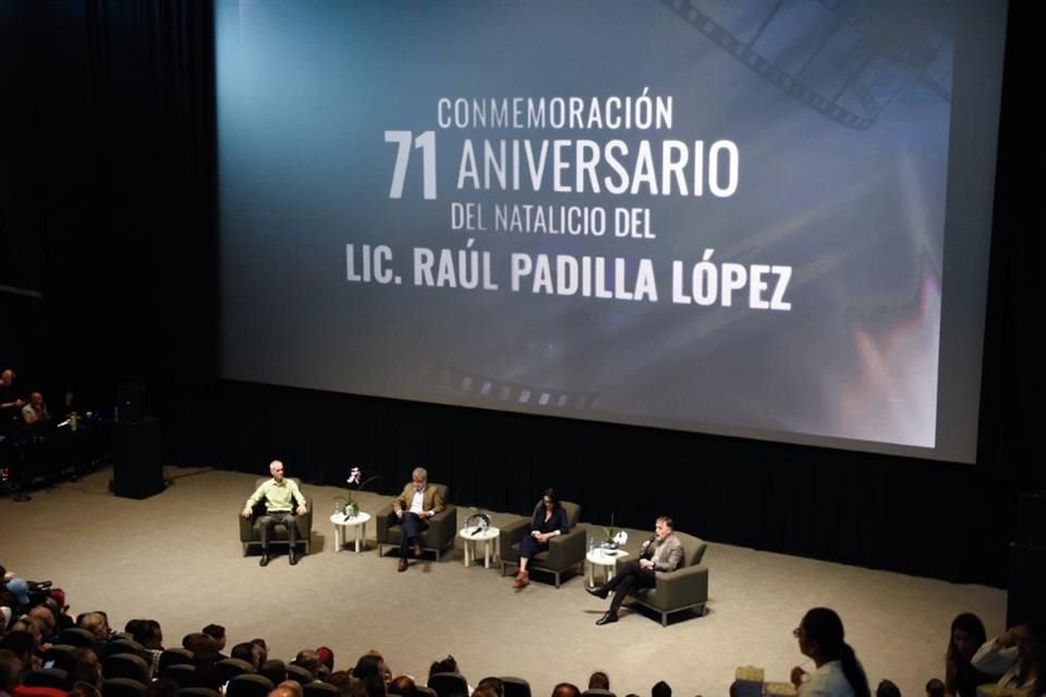 Autoridades de la Universidad de Guadalajara conmemoraron el natalicio de Raúl Padilla.