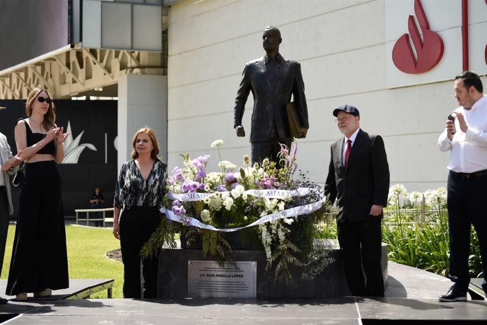 Autoridades de la Universidad de Guadalajara conmemoraron el natalicio de Raúl Padilla.