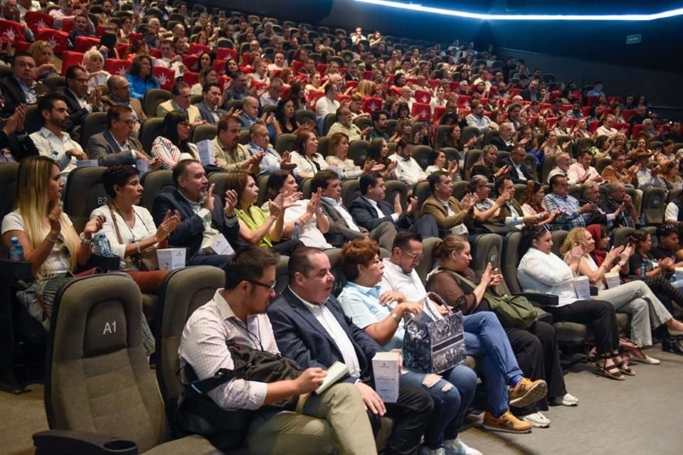 Autoridades de la Universidad de Guadalajara conmemoraron el natalicio de Raúl Padilla.
