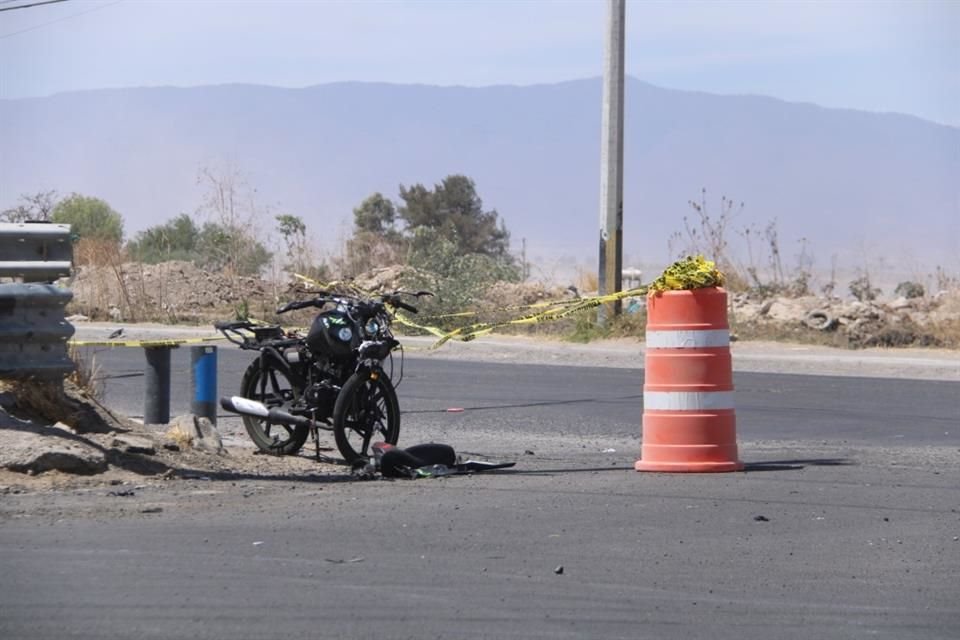 Aunque testigos lo detuvieron para que se hiciera responsable después de atropellar a un motociclista, el conductor de una camioneta logró huir bajando a un canal de aguas negras.
