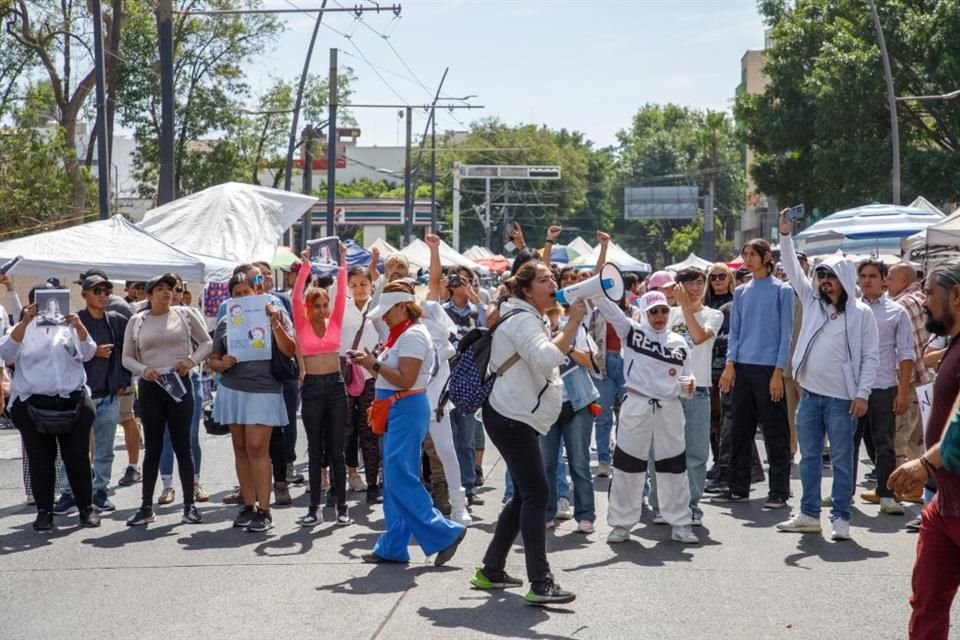 Comerciantes del Parque Rojo se manifestaron de nuevo por el cierre del lugar e improvisaron sus puestos; aseguran que lo harán cada sábado.