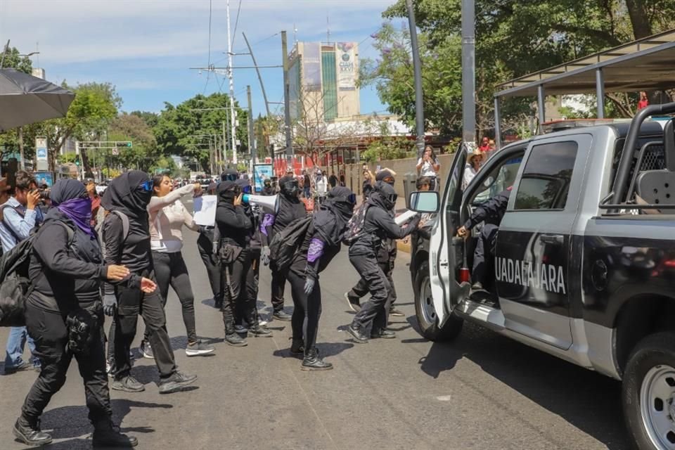 Feministas de la Mercadita obligan a las patrullas de policía a retirarse durante la manifestación del Parque Rojo.