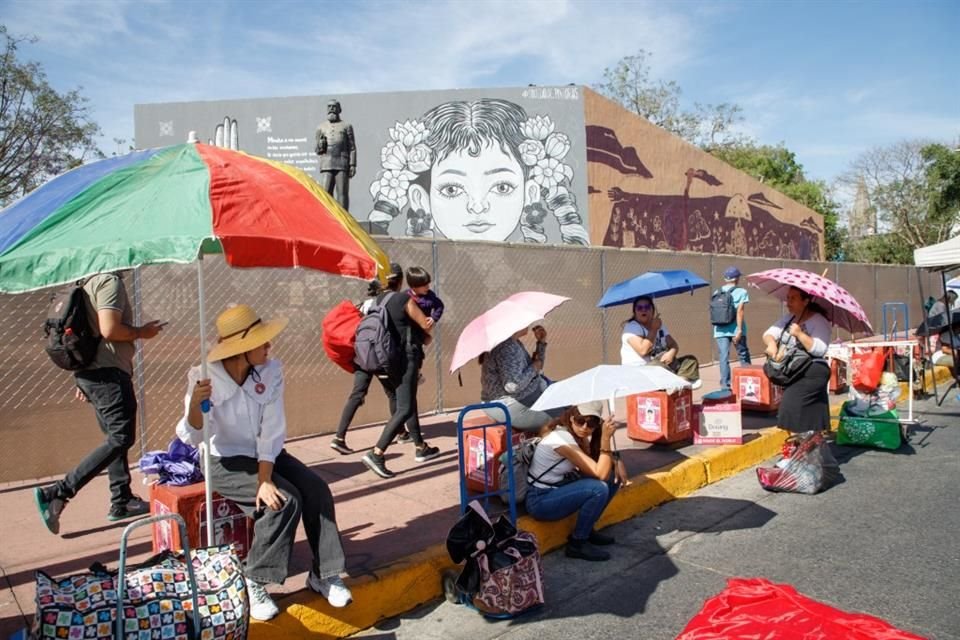 Las y los comerciantes aseguran que improvisarán sus puestos en el lugar cada sábado.