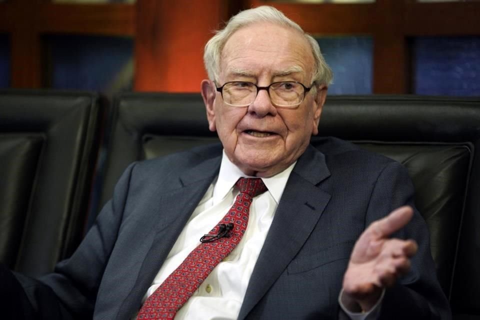 Warren Buffett, el presidente y director ejecutivo del conglomerado Berkshire Hathaway, dijo que dejará el cargo a finales del año.