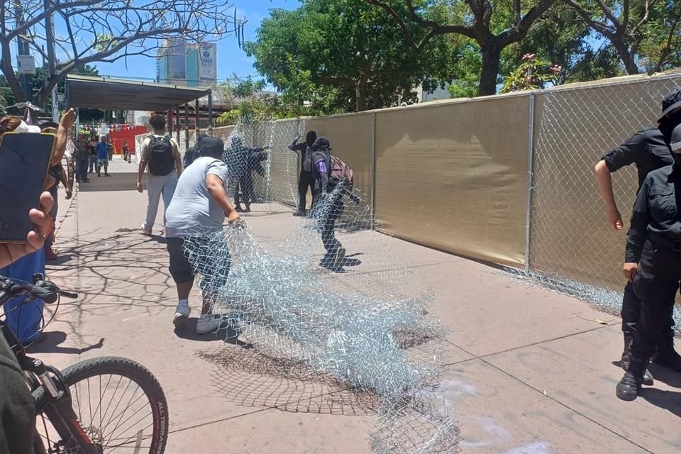 Manifestantes retiraron la malla que resguarda los trabajos en el Parque Rojo.