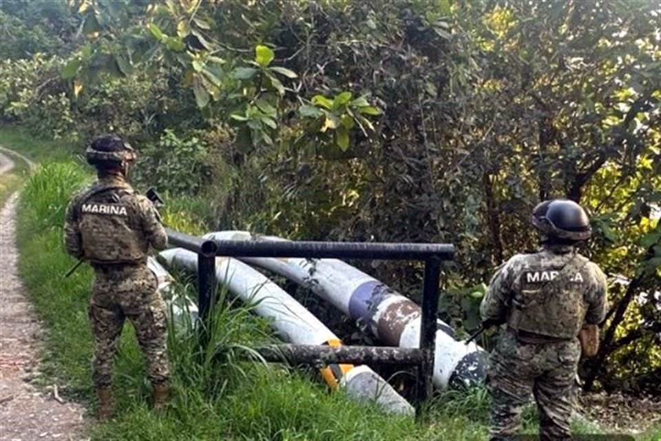 Durante abril, la Marina desmanteló en Puebla actividades de huachicol al descubrir 40 tomas clandestinas conectadas a ductos de Pemex para el robo ilegal de combustible.