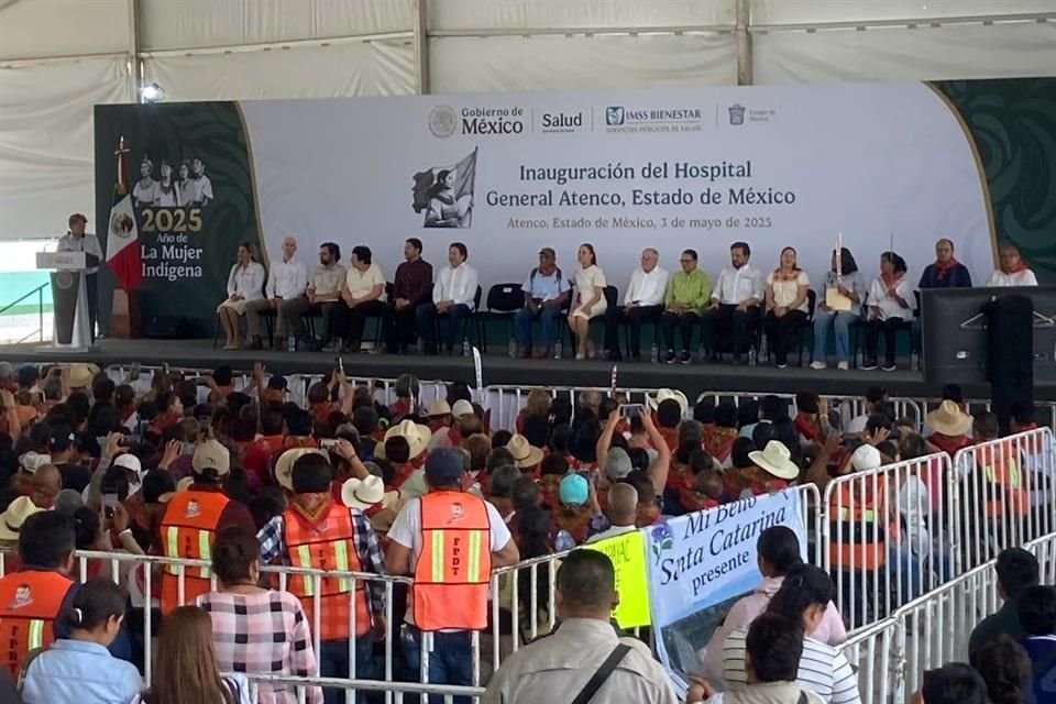 La Mandataria federal escuchó también exigencias de justicia sobre el caso Atenco.