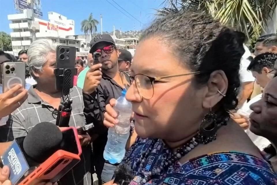 Batres se encuentra de visita en el puerto de Acapulco.