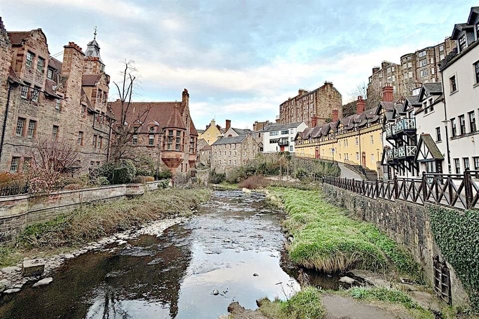 Diese alte, mittelalterliche und charmante Stadt ist Edinburgh: eine Ecke Schottlands, umgeben von Hügeln, Tälern und einer lebendigen Geschichte.