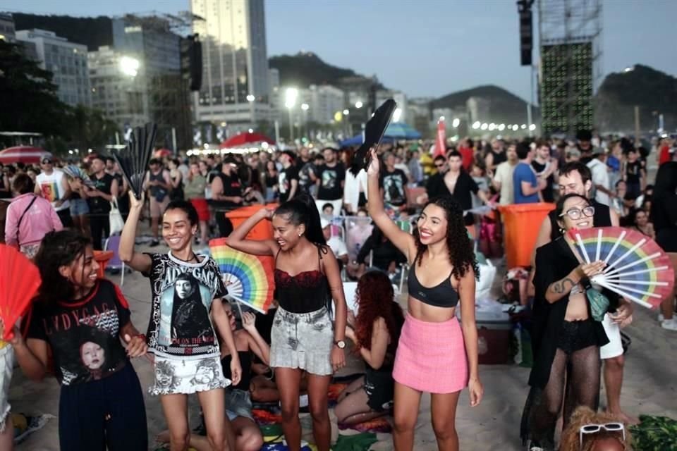 Los fanáticos aplauden mientras esperan el inicio del concierto gratuito de Lady Gaga en la playa de Copacabana en Río de Janeiro.
