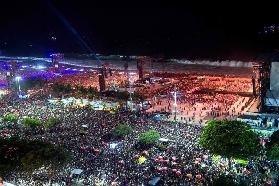 Vista aérea de fans esperando el megaconcierto de la estrella del pop estadounidense Lady Gaga en la playa de Copacabana en Río de Janeiro, Brasil.