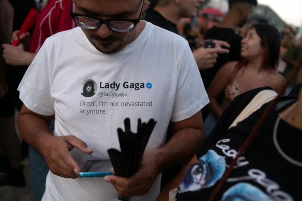 Los fanáticos esperan el megaconcierto de la estrella del pop estadounidense Lady Gaga en la playa de Copacabana.