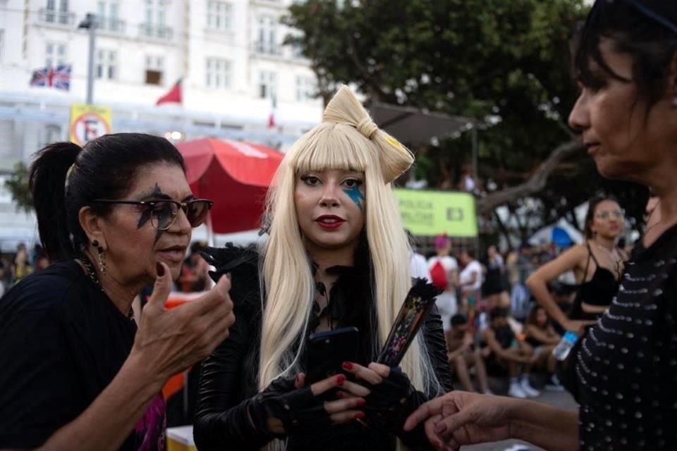 Algunos fans acudieron ataviados y maquillados como la estrella de pop.