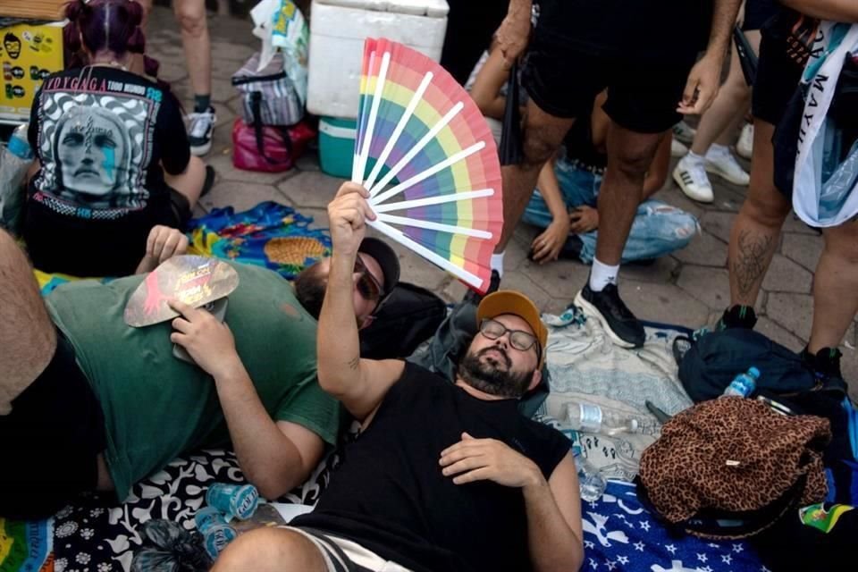 Los primeros fans en llegar a la playa tuvieron que esperar varias horas antes de que el concierto iniciara.