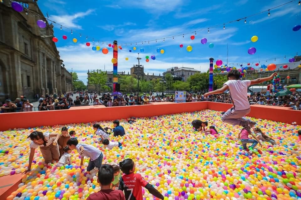 Festejan a los niños con Guadalajara Juega, en el centro de la Ciudad.