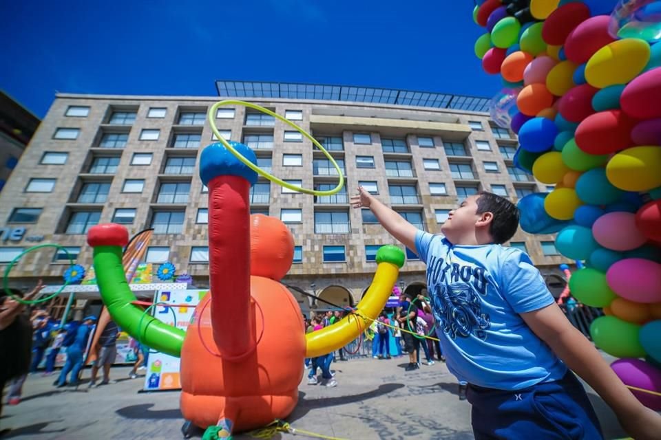 Festejan a los niños con Guadalajara Juega, en el centro de la Ciudad.