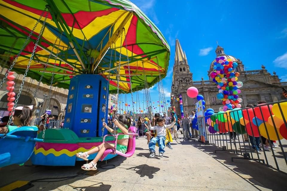 Festejan a los niños con Guadalajara Juega, en el centro de la Ciudad.